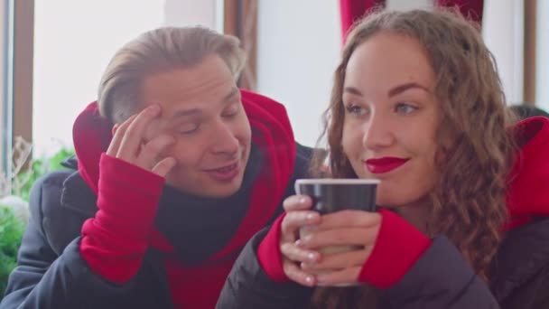 хлопець і дівчина п'ють чай в кафе взимку
 - Кадри, відео