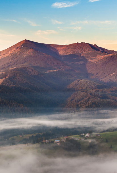 霧と雲の山谷の風景 - 写真・画像