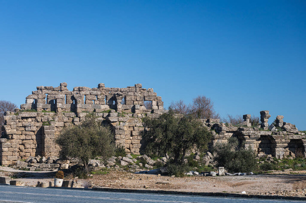 Ruinas romanas en la ciudad greco-romana en la provincia de Antalya de Turquía. Antigua ciudad de Pamphylia. - Foto, imagen