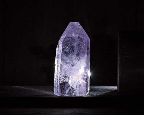 Verlichte paarse Amethist kristallen toren  - Foto, afbeelding