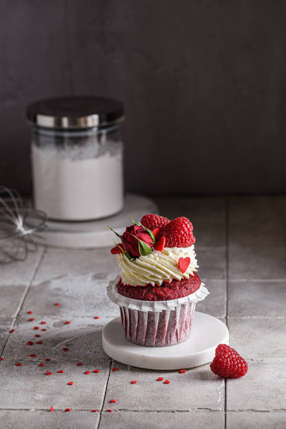 red velvet cupcake with raspberries and cream - Foto, Imagem