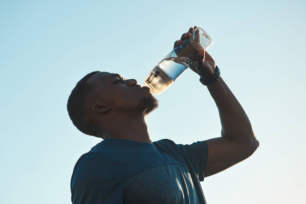  άνθρωπος απολαμβάνοντας ένα μπουκάλι νερό  - Φωτογραφία, εικόνα