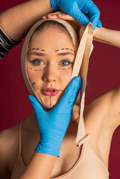 Розкішна жінка і мить пластичної хірургії. Перебільшена ін'єкція на губи красивої блондинки
 - Фото, зображення