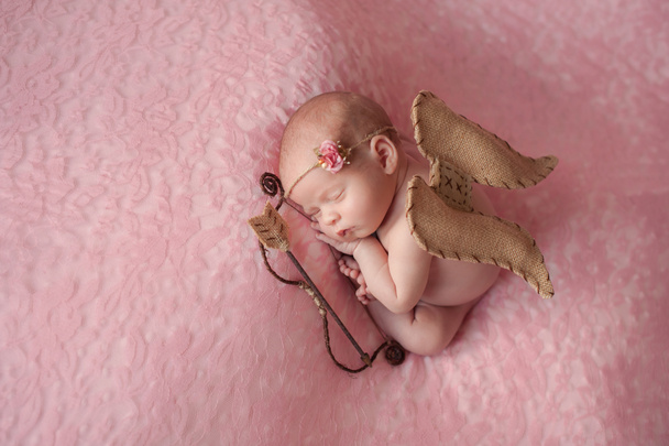 νεογέννητο μωρό κορίτσι φορώντας τα φτερά του Θεού έρωτα - Φωτογραφία, εικόνα