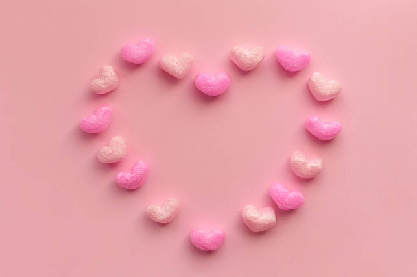 corazones para la decoración. Concepto de San Valentín con corazones rojos. pequeños corazones dispuestos en la forma de un gran corazón - Foto, imagen