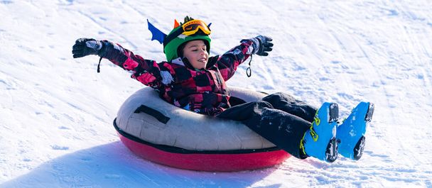 chłopiec zabawy na a śnieg Korek  - Zdjęcie, obraz