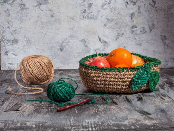 Panier en jute tricoté avec garniture décorative avec mandarines - Photo, image