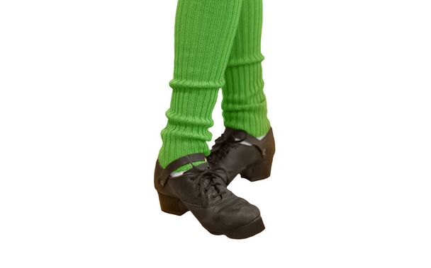 aislado con bailarina irlandesa en zapatos duros y leggings verdes sobre fondo blanco, piernas de cerca - Foto, Imagen