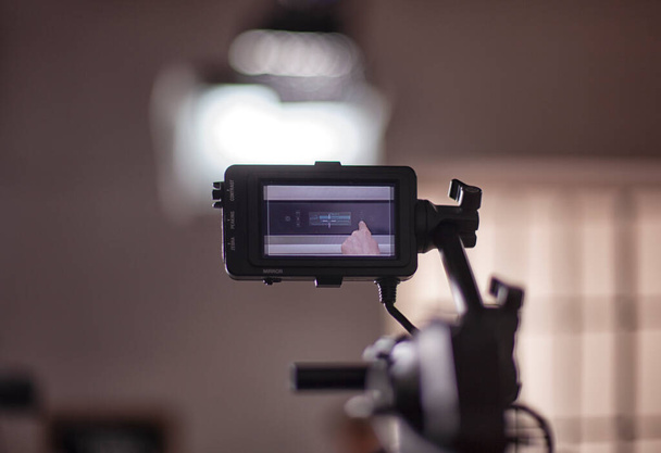 Mise en place et préparation d'une caméra vidéo avant l'événement dans le pavillon pour le photographe professionnel filmant des émissions vidéo ou télévisées - Photo, image