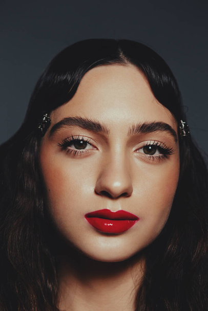 Retratos de belleza de una hermosa chica con labios rojos y cabello - Foto, Imagen