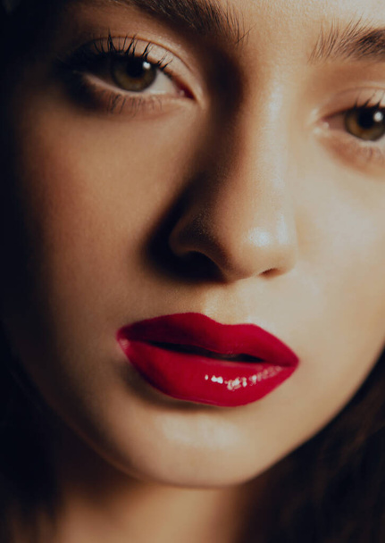 Retratos de beleza de uma menina bonita com lábios vermelhos e cabelo - Foto, Imagem