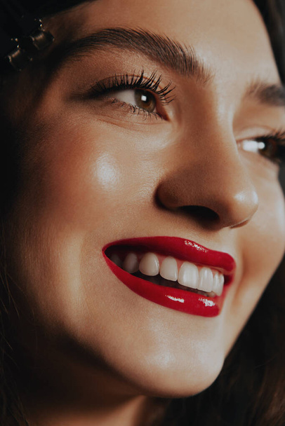 Schoonheidsportretten van een mooi meisje met rode lippen en haar - Foto, afbeelding
