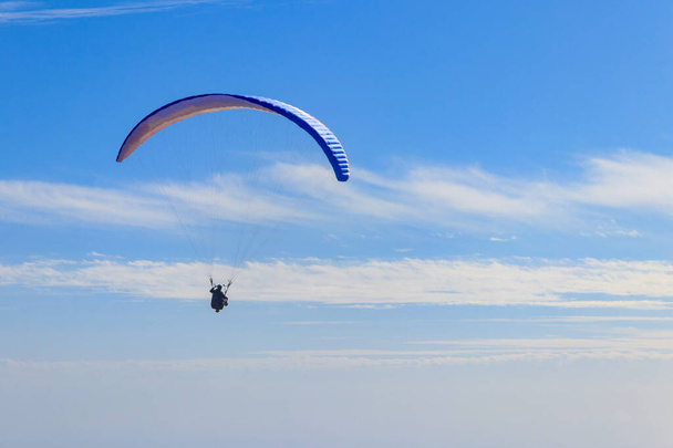 Paraglidery na modré obloze. Koncept aktivního životního stylu a extrémní sportovní dobrodružství - Fotografie, Obrázek