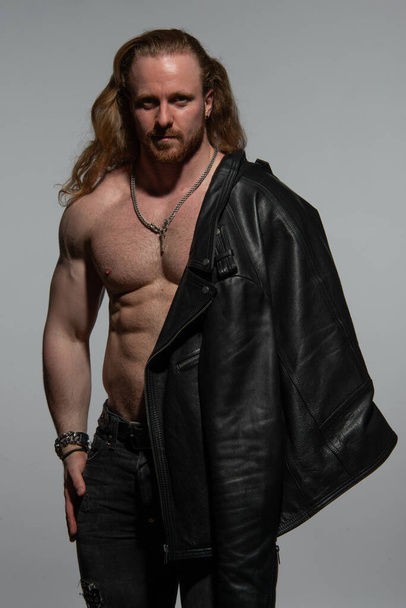 Modelo Fitness masculino en chaqueta de cuero  - Foto, imagen
