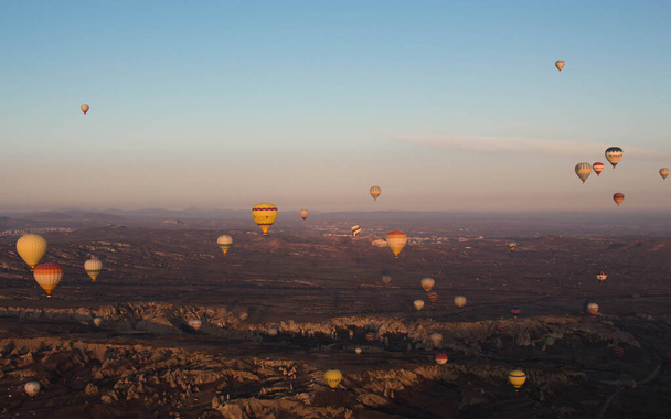 Heißluftballon am Himmel Wüste Goreme Capadocia Truthahn - Foto, Bild