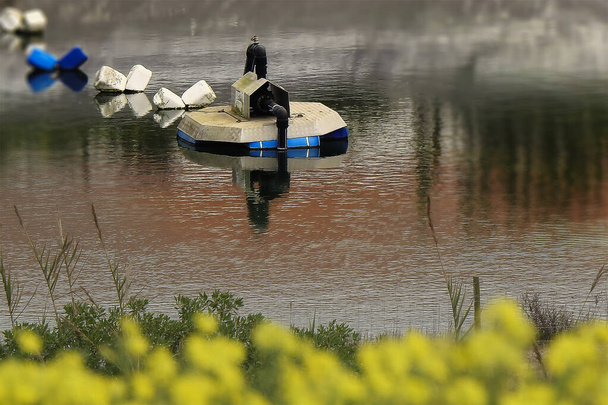 Une installation de pompage d'eau flottant sur un lac - Photo, image