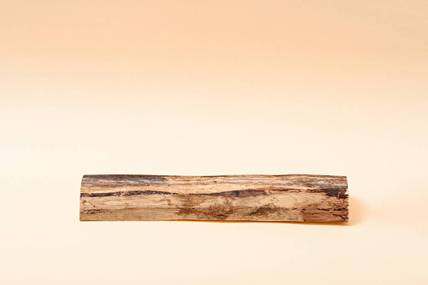 Holzsägeplattformen zur Präsentation von Öko-Kosmetik auf beigem Hintergrund, leerer Sockel - Foto, Bild