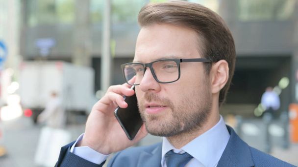 close-up van jonge zakenman praten op smartphone - Foto, afbeelding