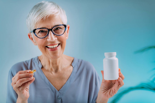Lisäravinteet Seniorit tyhjä valkoinen pilleri säiliö - Valokuva, kuva