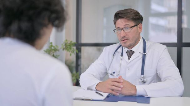 médico falando com o paciente na clínica
 - Foto, Imagem