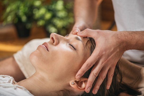 Thaï soin de massage de rajeunissement du visage au centre spa bien-être - Photo, image