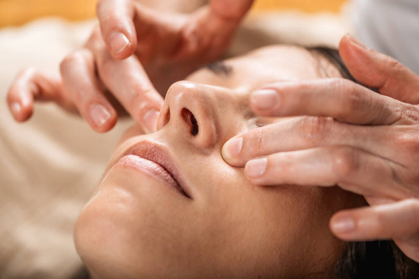 Thai Facial Anti Age Massage - Acupressure Techniques of Traditional Thai Massage - Foto, immagini