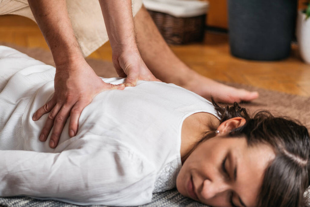 Thailändische Rückenmassage und Energielinien Ein ganzheitlicher Ansatz zur Heilung des Körpers im Wellness Center  - Foto, Bild