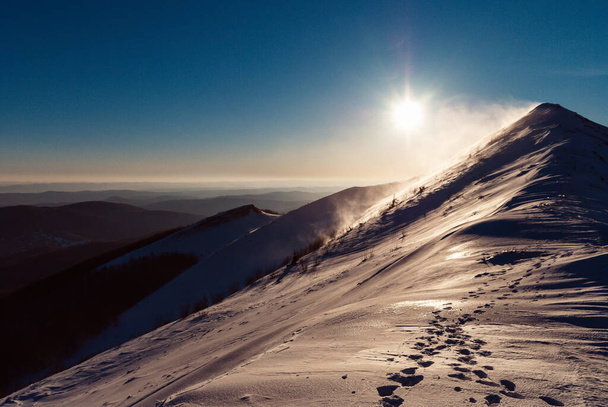 Bergrug bij zonsopgang op een ijzige winterdag, Bieszczady Mountains, Polen - Foto, afbeelding