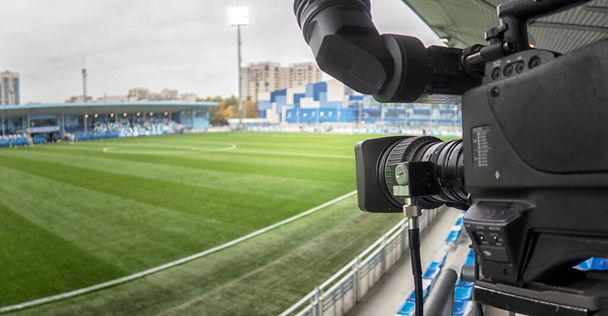 Configuração e preparação de câmera de vídeo antes do evento em torneio de futebol para fotógrafo profissional filmando transmissões de vídeo ou televisão - Foto, Imagem
