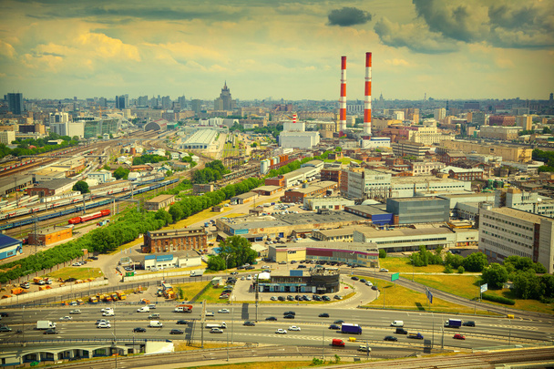 Paysage urbain de Moscou, Russie. Zone industrielle, route avec des voitures au premier plan. Photo teintée en jaune
 - Photo, image