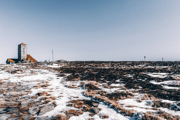 Televíziós közvetítő állomás egy hegy tetején egy téli napon, Óriáshegység, Lengyelország - Fotó, kép