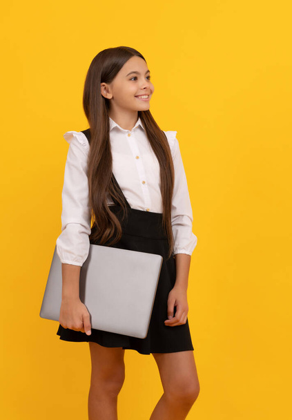 glückliches Kind in Schuluniform hält Computer, Bildung - Foto, Bild