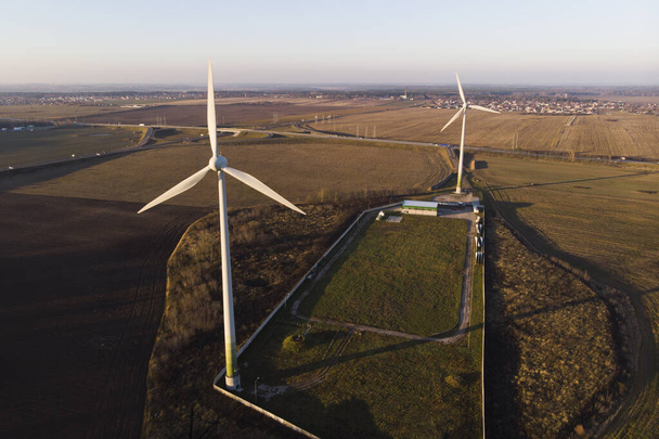 Windräder auf dem Feld aus der Vogelperspektive. Alternatives Energiekonzept. - Foto, Bild