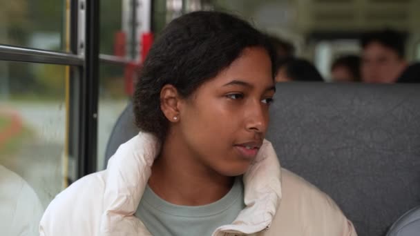 Carino ragazza indiana parlando con compagno di classe su scuolabus - Filmati, video