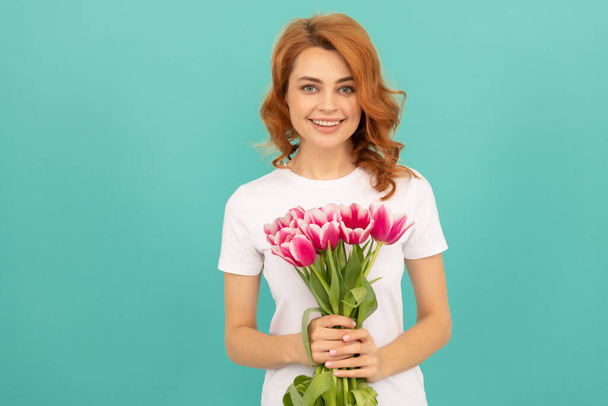 happy woman with tulip flower bouquet on blue background - Foto, imagen