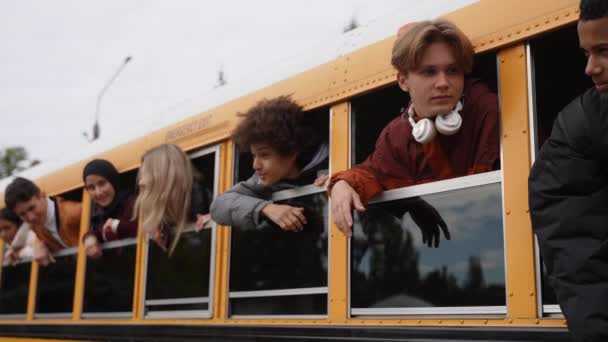 Schüler mit Köpfen aus Schulbusfenstern - Filmmaterial, Video