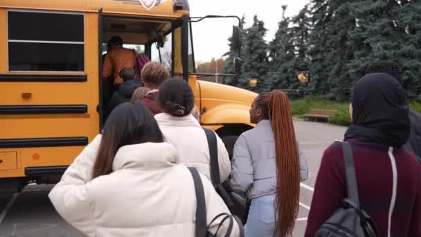 Πολυεθνικές έφηβες μαθήτριες που ανεβαίνουν στο σχολικό λεωφορείο - Πλάνα, βίντεο