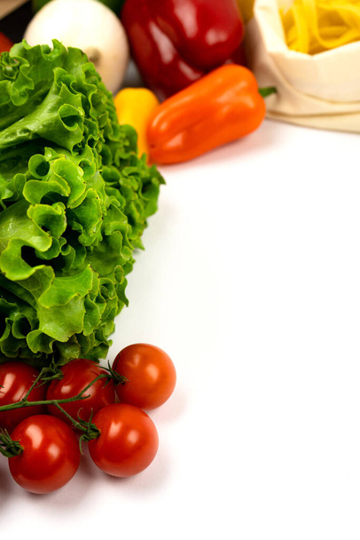 Verduras orgánicas frescas de colores sobre un fondo blanco, foto vertical. Copiar espacio.  - Foto, Imagen