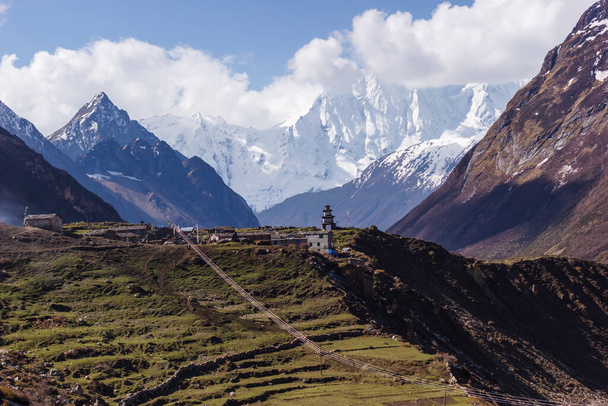 Blick auf das Tal und die Berggipfel der Manaslu-Region im Himalaya - Foto, Bild