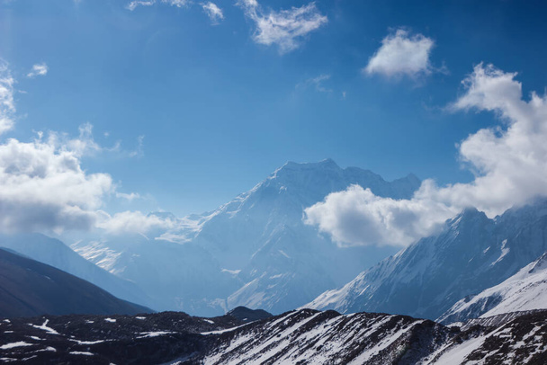 Vuorenhuiput Thorong La Manaslun solassa, Himalajalla - Valokuva, kuva