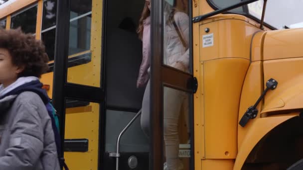 Vielfältige Gymnasiasten verlassen Schulbus - Filmmaterial, Video