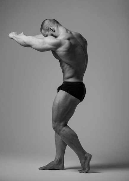 Fitness male model in studio - 写真・画像