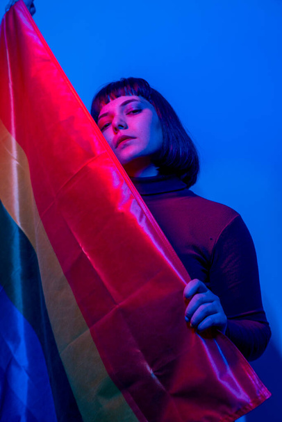 Dumę LGBT. Szczęśliwa kobieta z flagą Igbt   - Zdjęcie, obraz