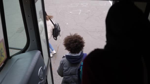 Mascherato multi-etnico adolescenti scendere scuolabus - Filmati, video