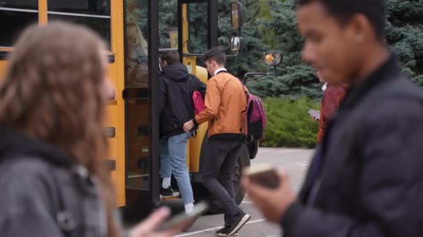 Σχολικό λεωφορείο που παραλαμβάνει μαθητές μετά τις σπουδές - Πλάνα, βίντεο