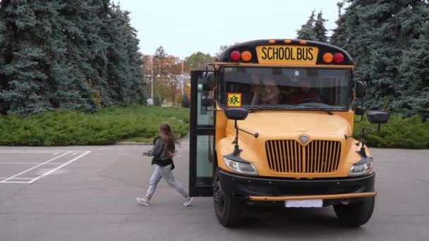 Estudiantes multinataionales bajándose del autobús escolar - Imágenes, Vídeo