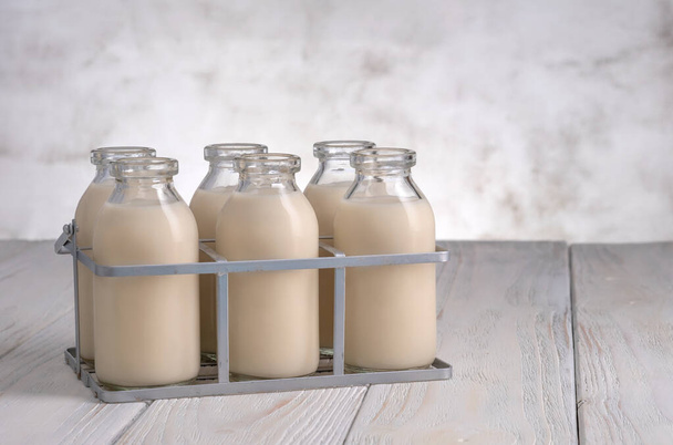 Mleko migdałowe w butelce na białym tle - Zdjęcie, obraz