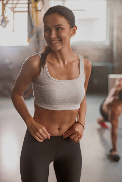 genç kadının spor salonunda fitness egzersizleri yapması uygun - Fotoğraf, Görsel