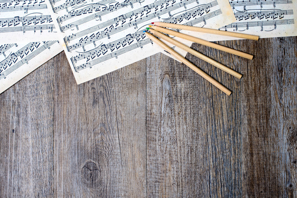 partituras musicales con lápices sobre una mesa
 - Foto, imagen