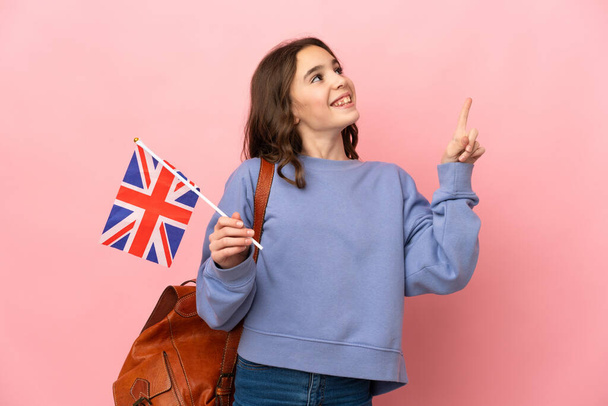 Kleines Mädchen mit einer britischen Flagge auf rosa Hintergrund, die auf eine großartige Idee hinweist - Foto, Bild
